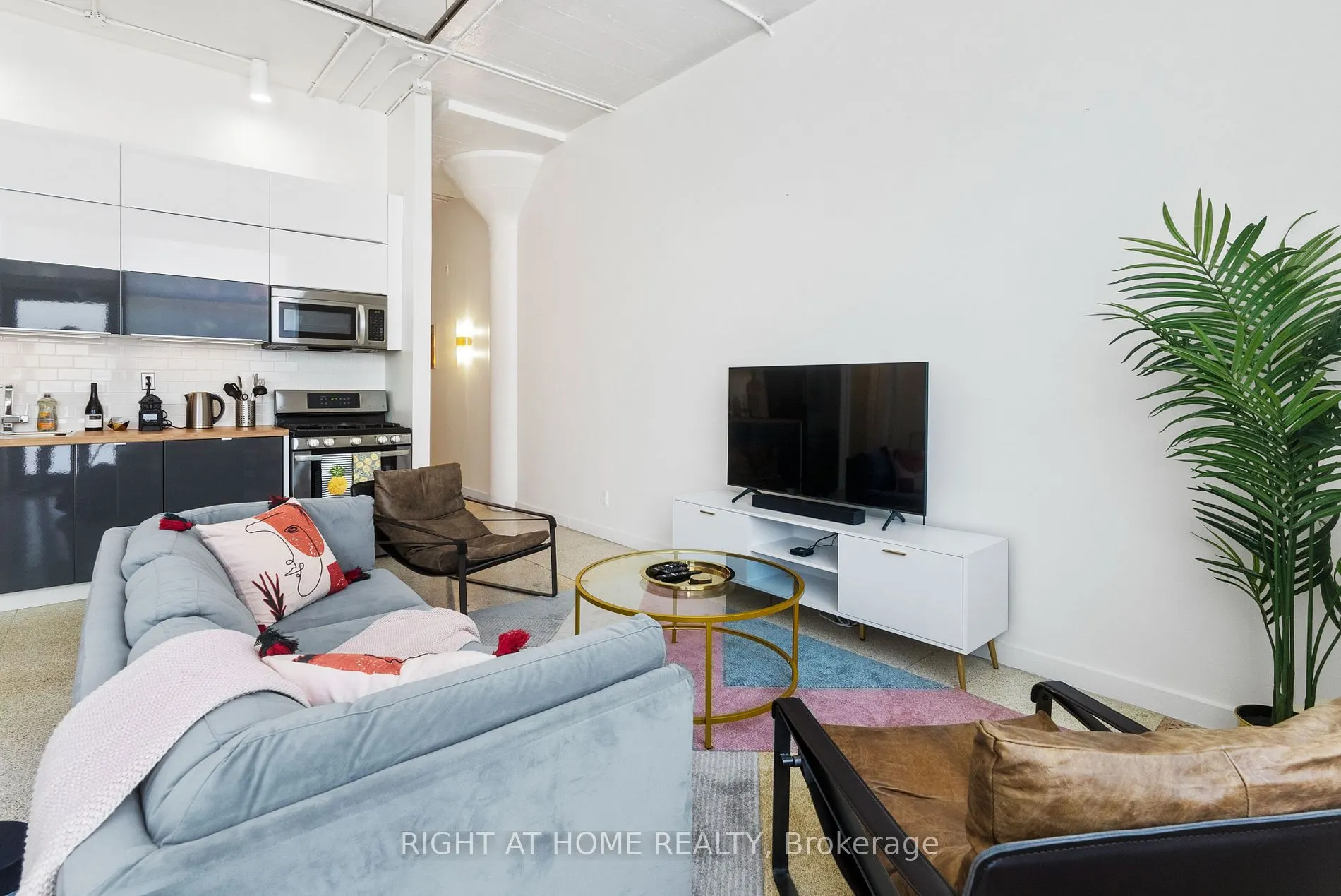 365 Dundas St E, #102
