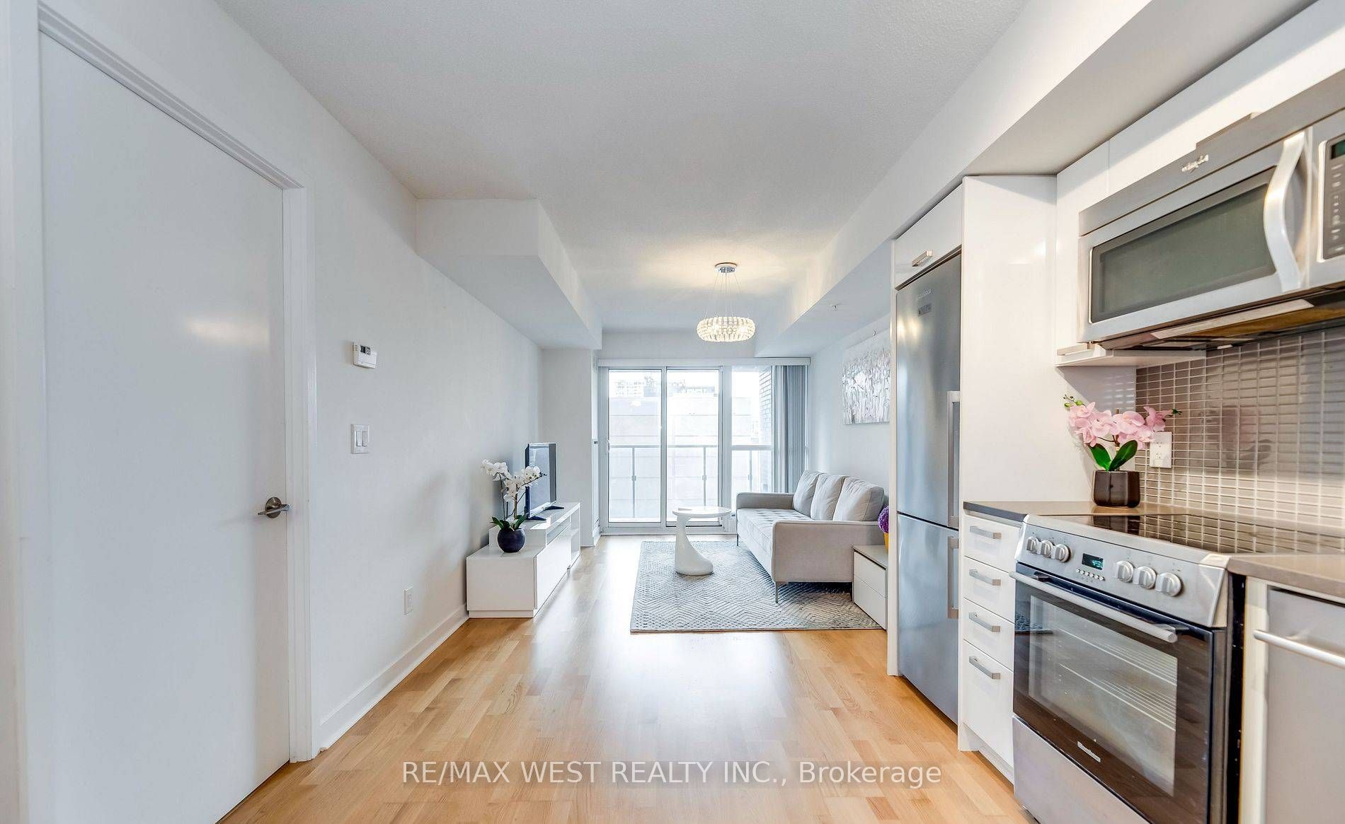 295 ADELAIDE St W, #802