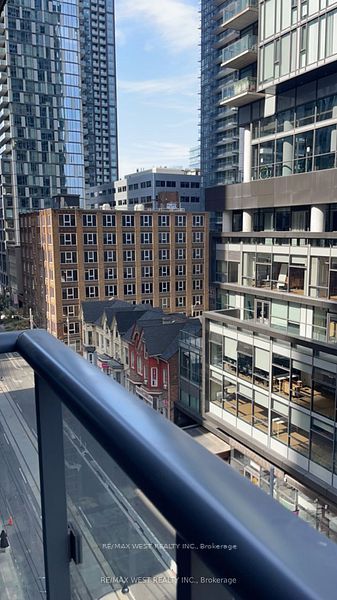 295 ADELAIDE St W, #802