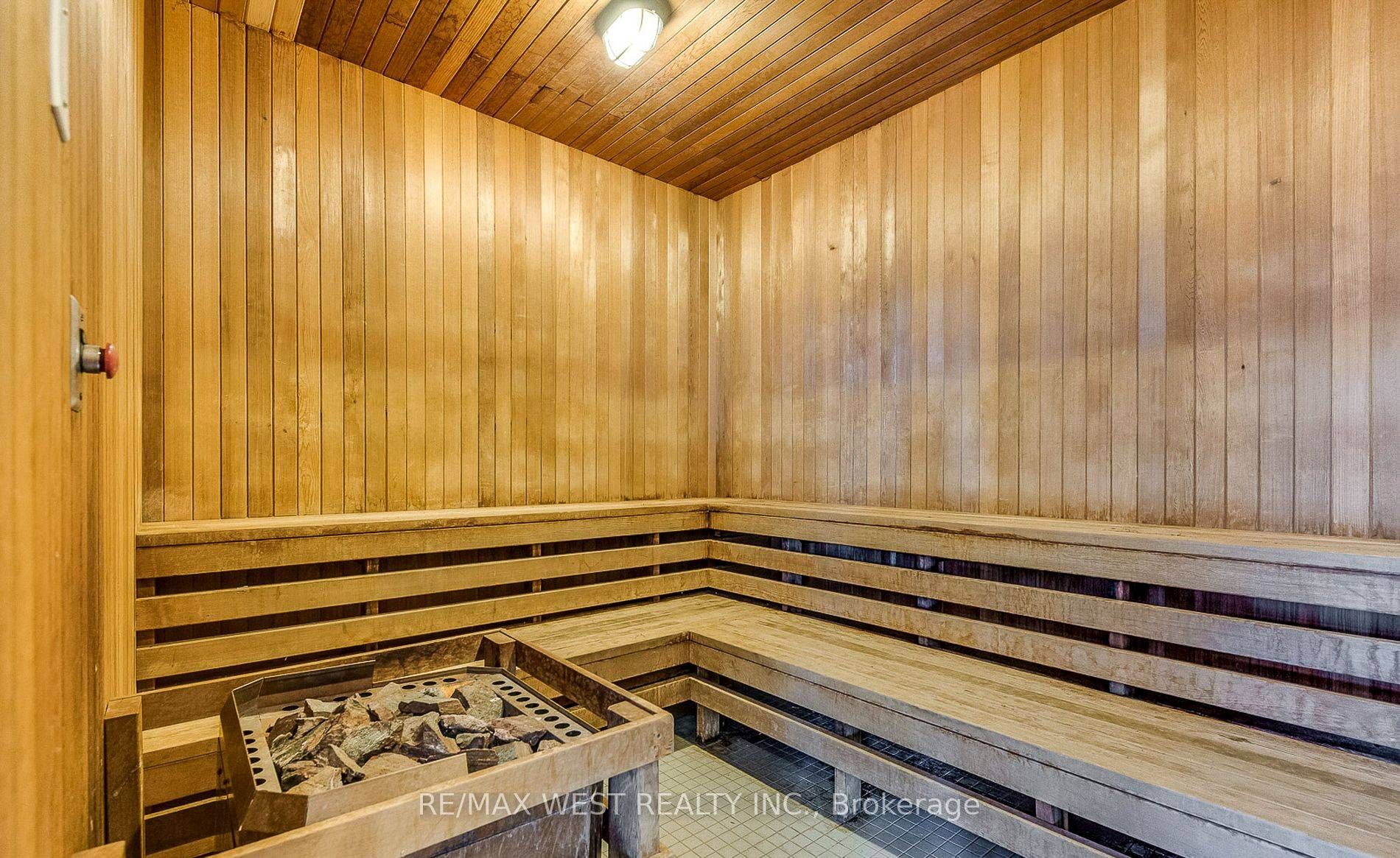 295 ADELAIDE St W, #802