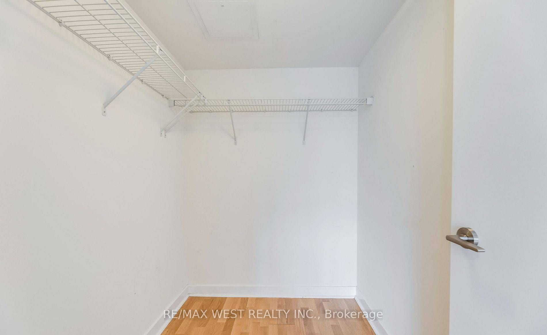 295 ADELAIDE St W, #802