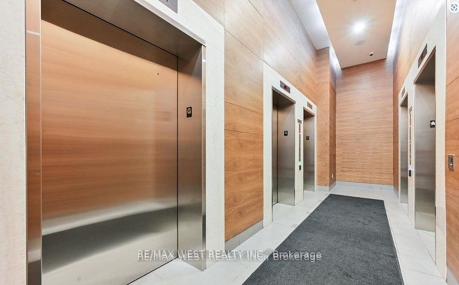 295 ADELAIDE St W, #802