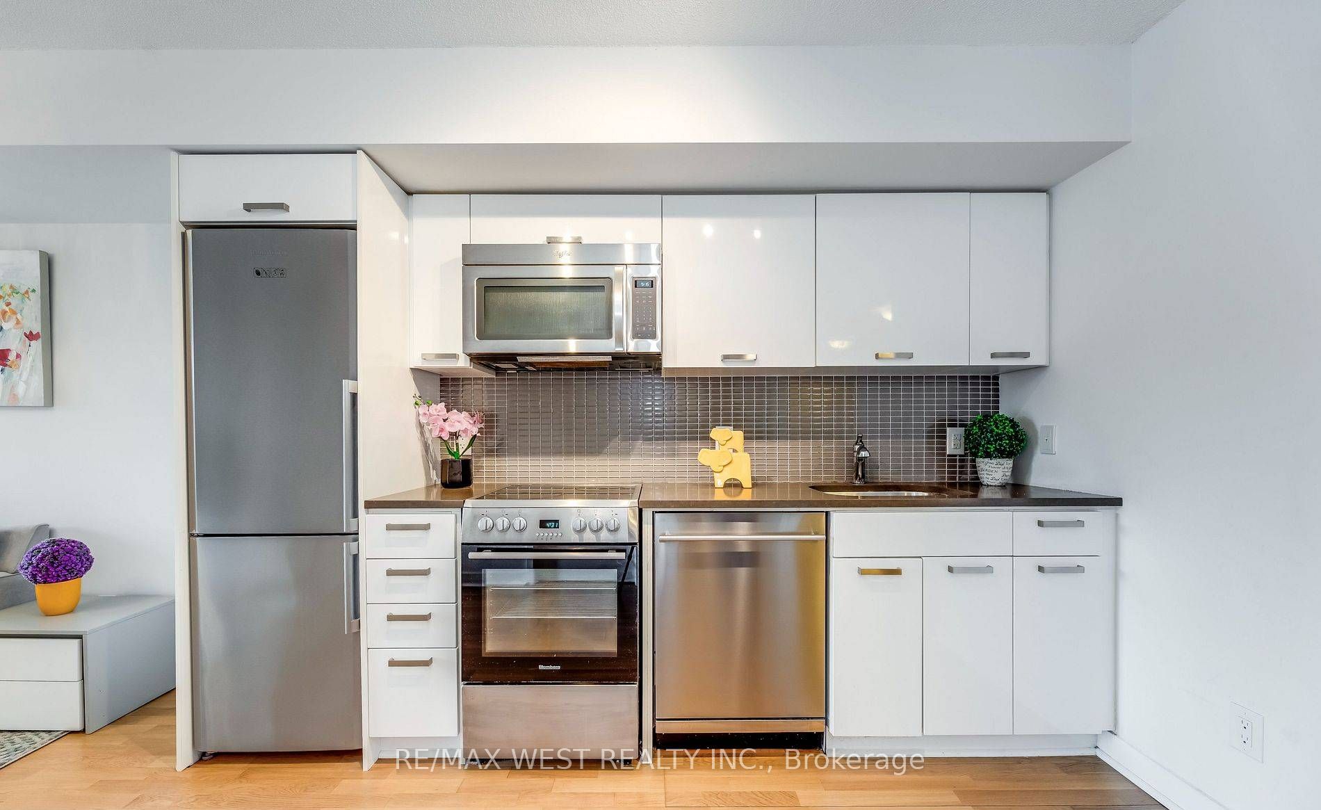 295 ADELAIDE St W, #802