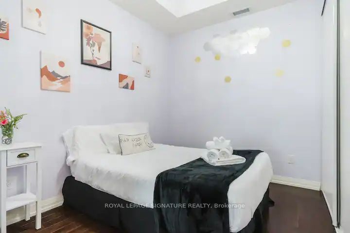 460 Adelaide St E, #833