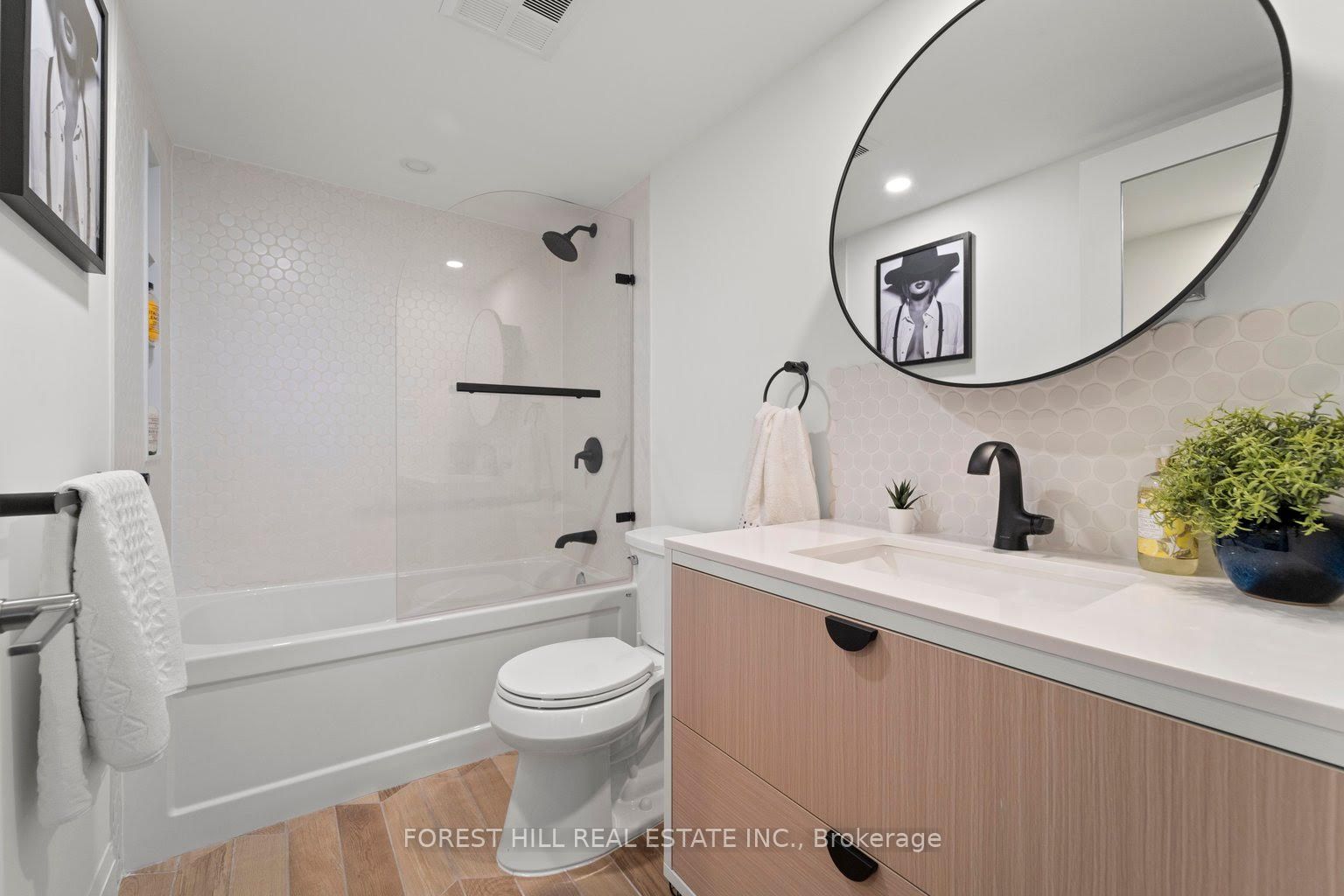 360 Bloor St E, #511