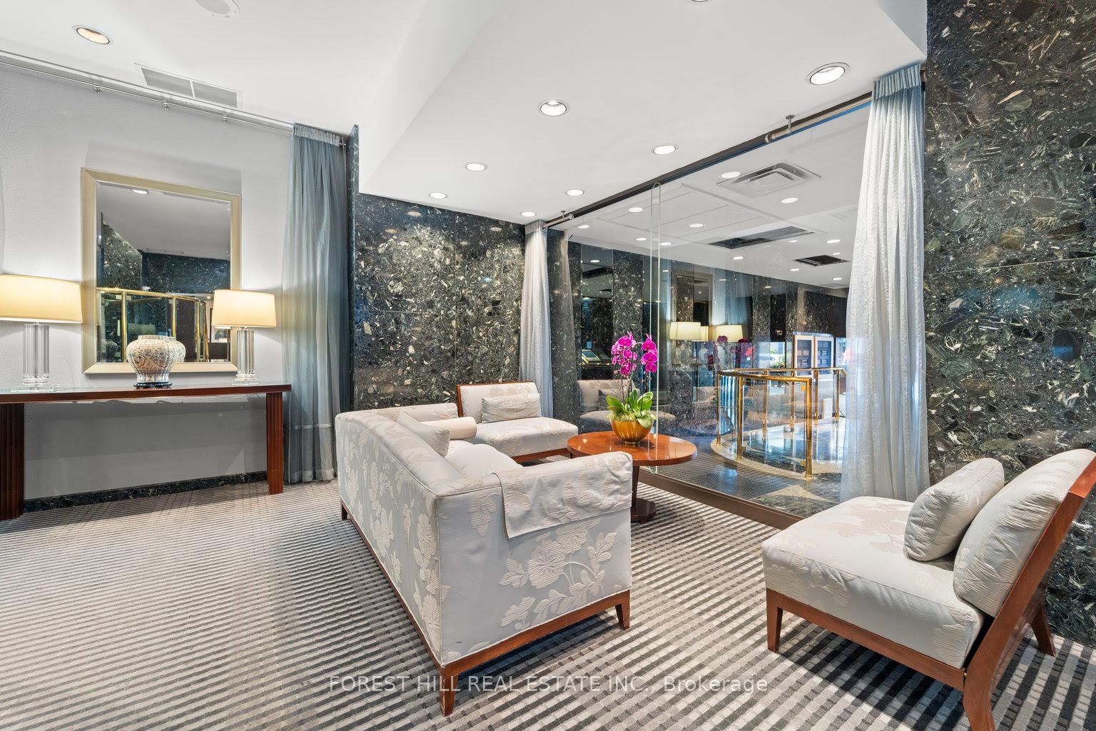 360 Bloor St E, #511