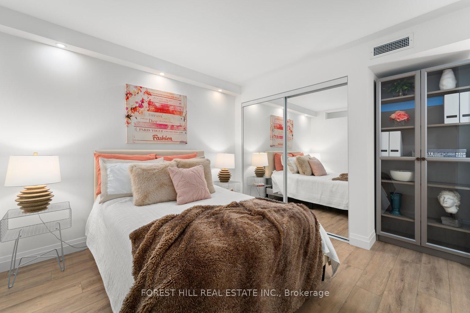 360 Bloor St E, #511