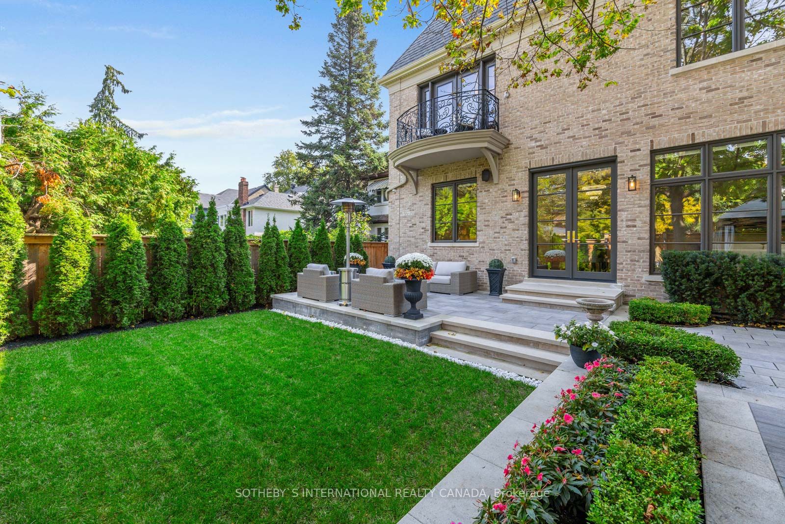 22 Hillhurst Blvd