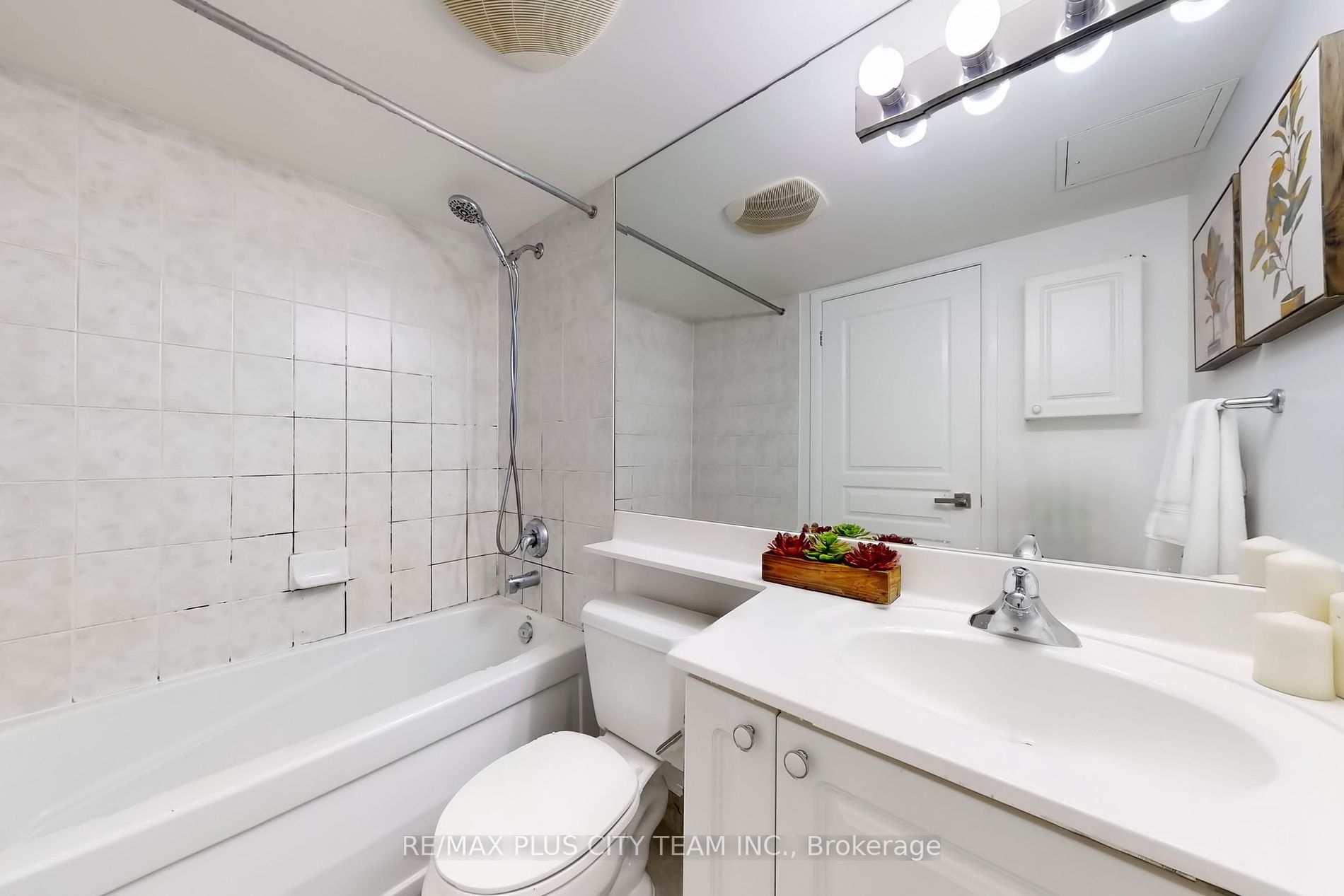 18 Yonge St, #1801