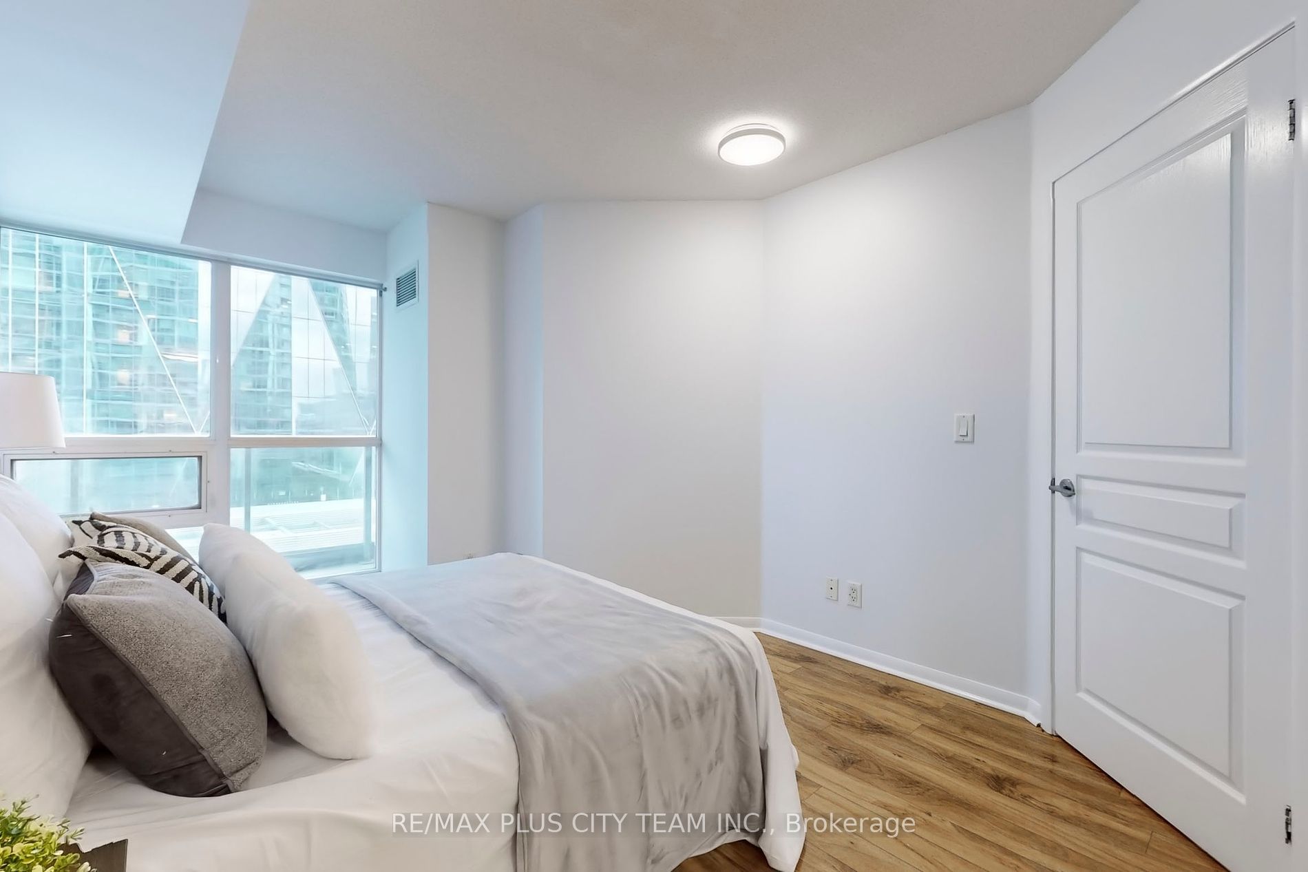 18 Yonge St, #1801