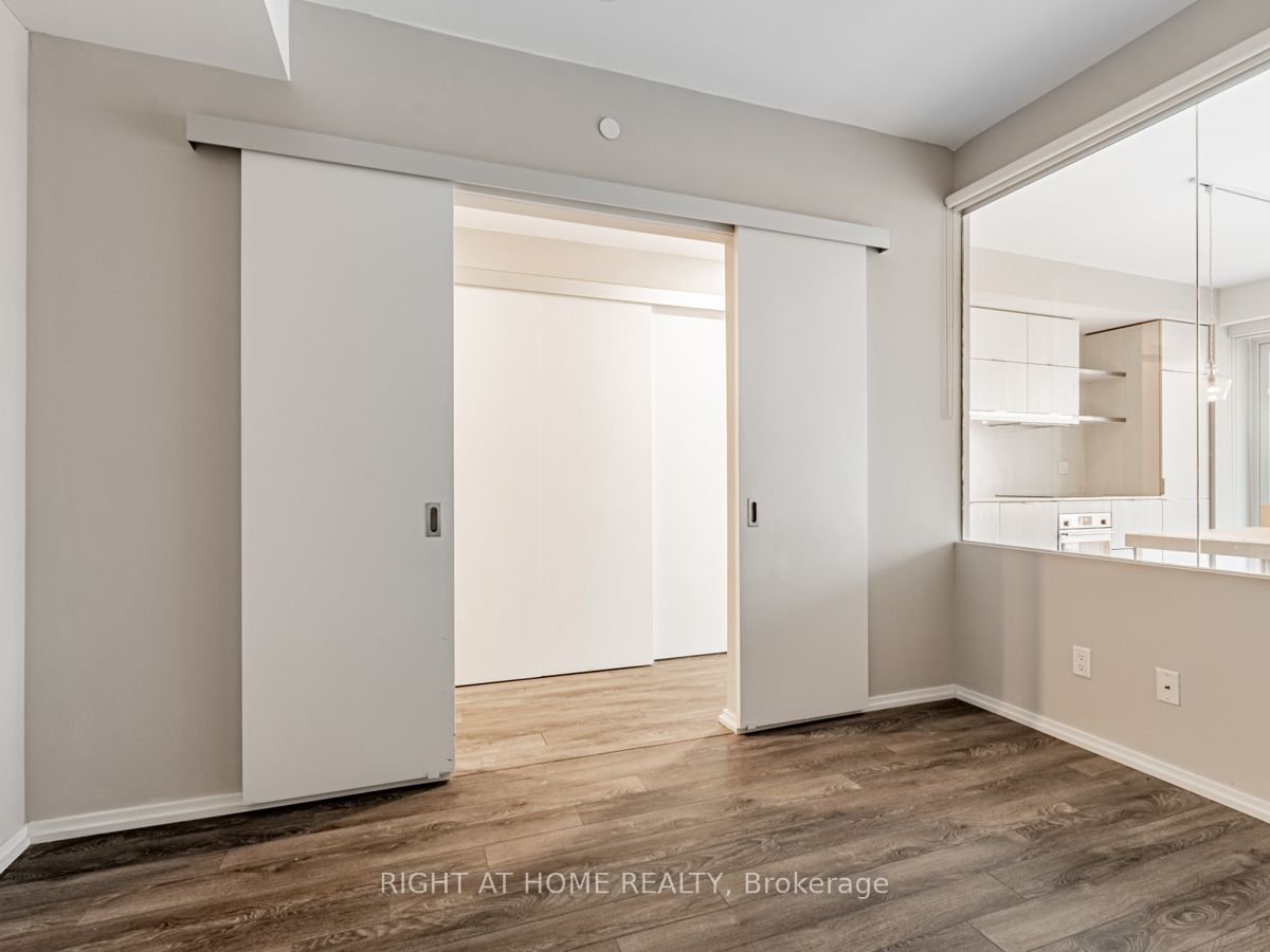 197 Yonge St, #1204