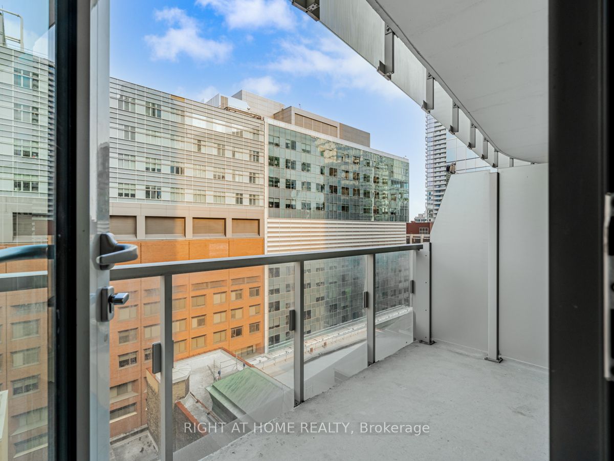 197 Yonge St, #1204