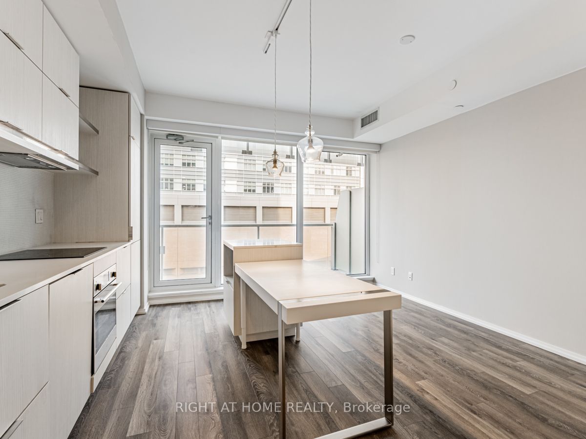 197 Yonge St, #1204