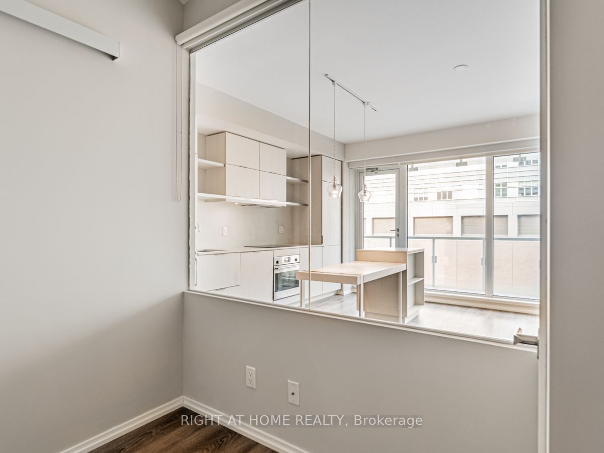 197 Yonge St, #1204