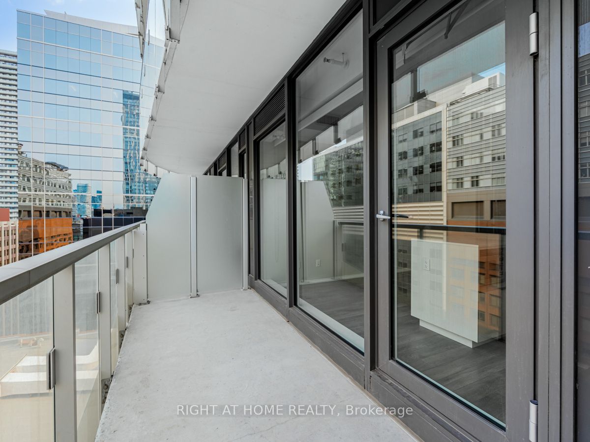 197 Yonge St, #1204