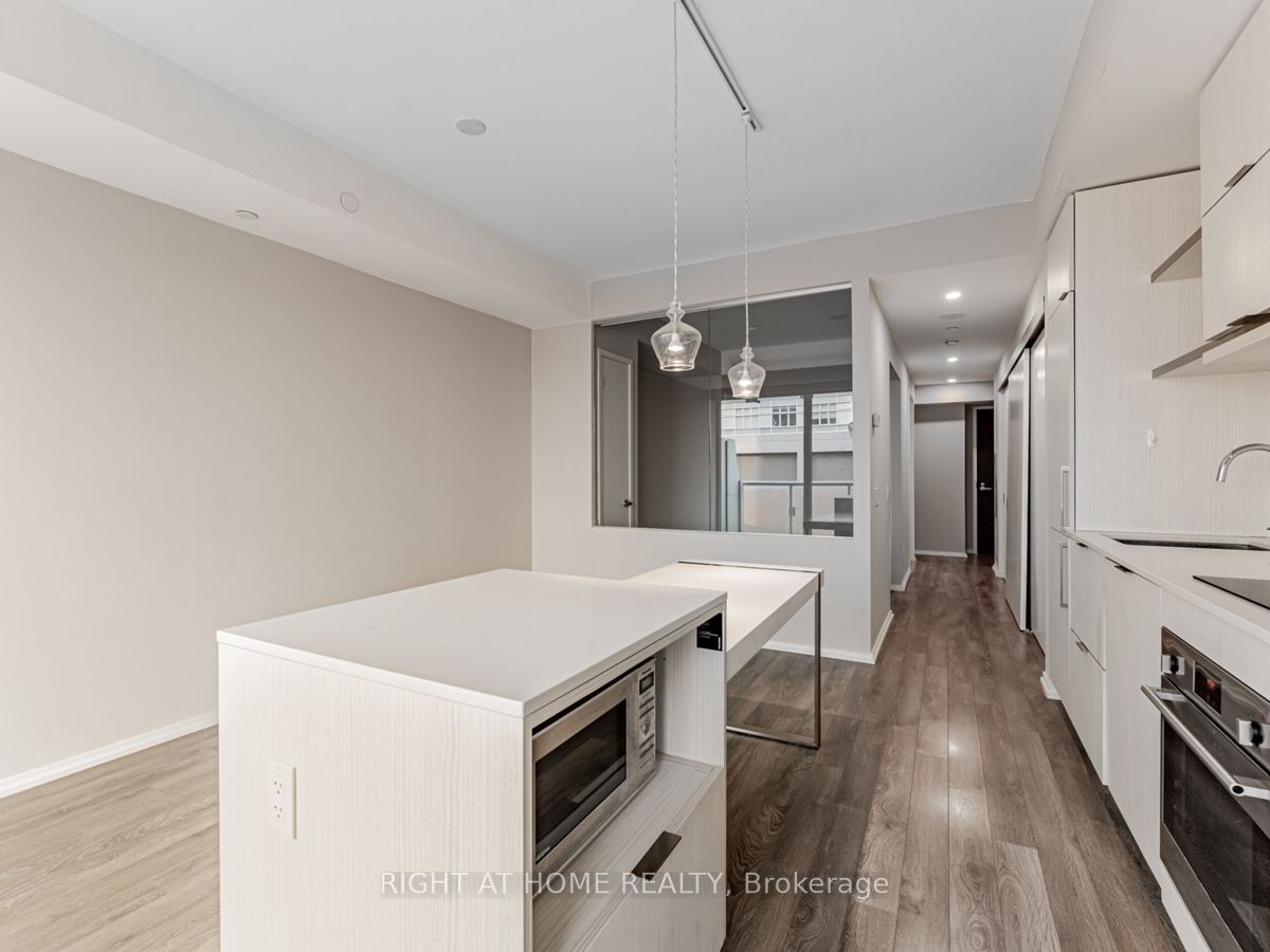 197 Yonge St, #1204