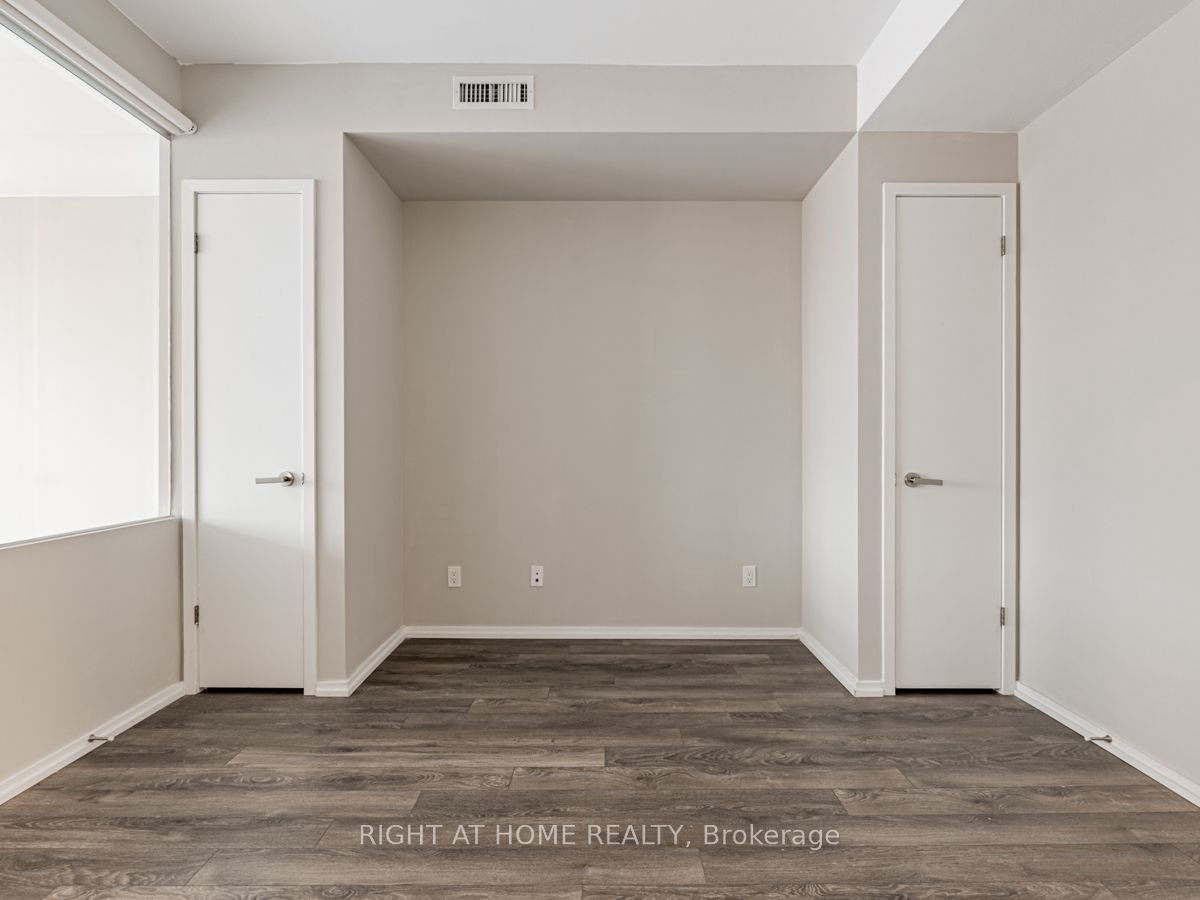 197 Yonge St, #1204