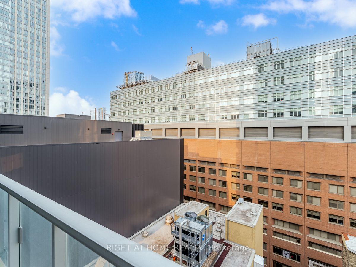 197 Yonge St, #1204