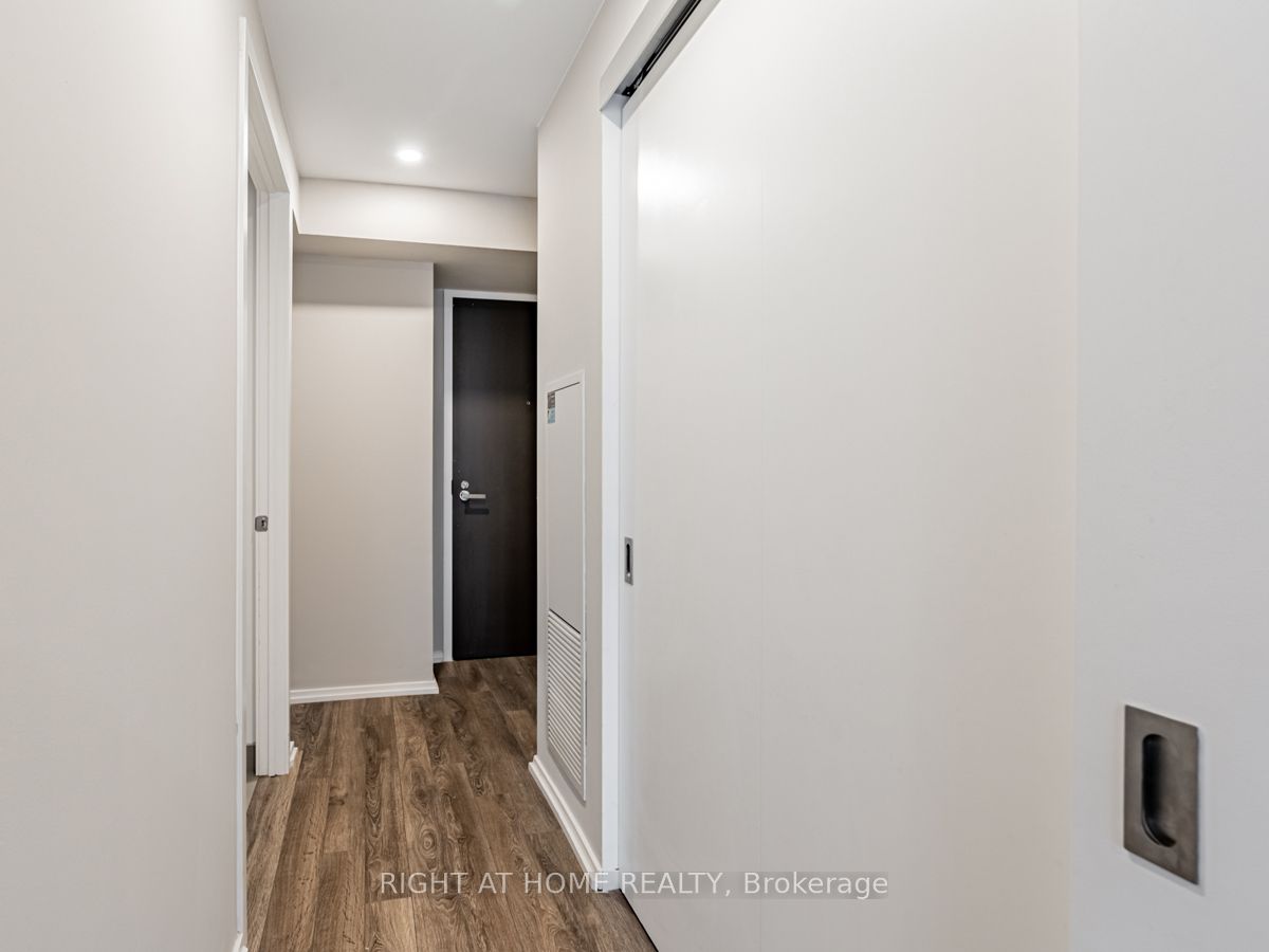 197 Yonge St, #1204