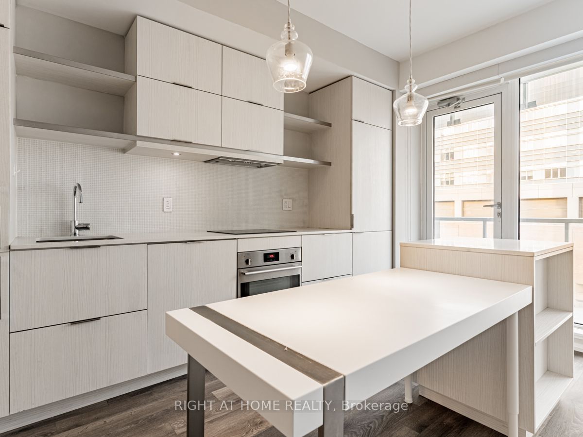 197 Yonge St, #1204