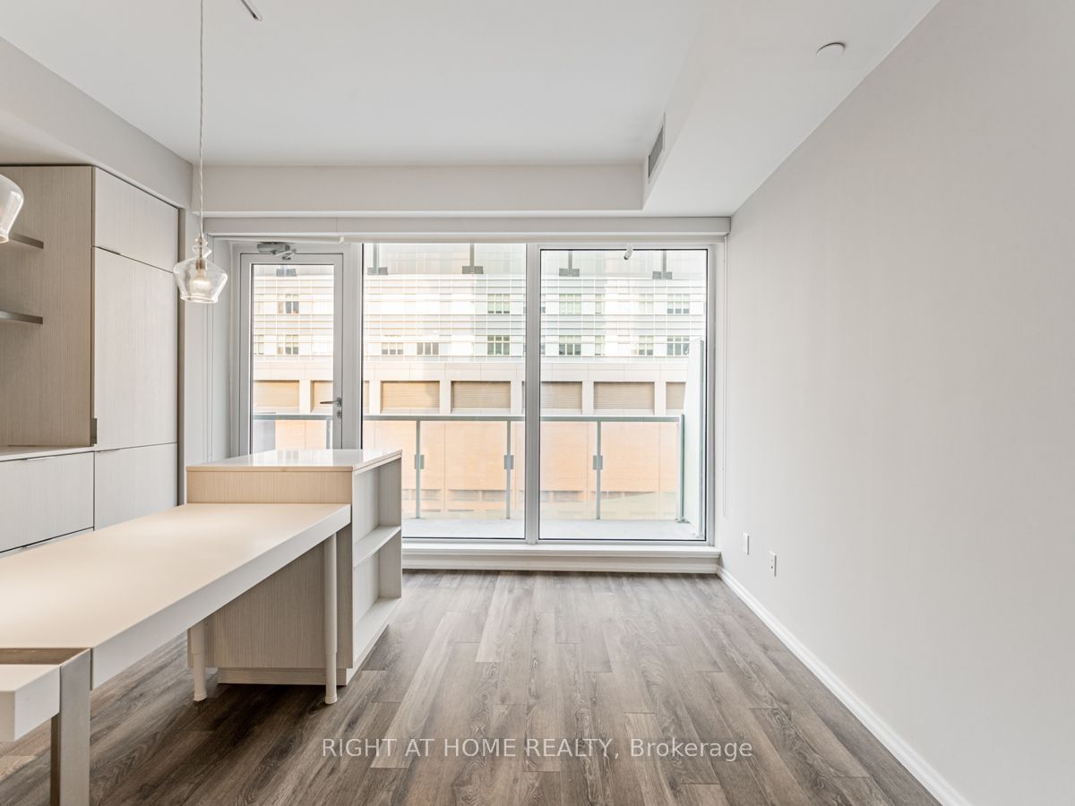 197 Yonge St, #1204