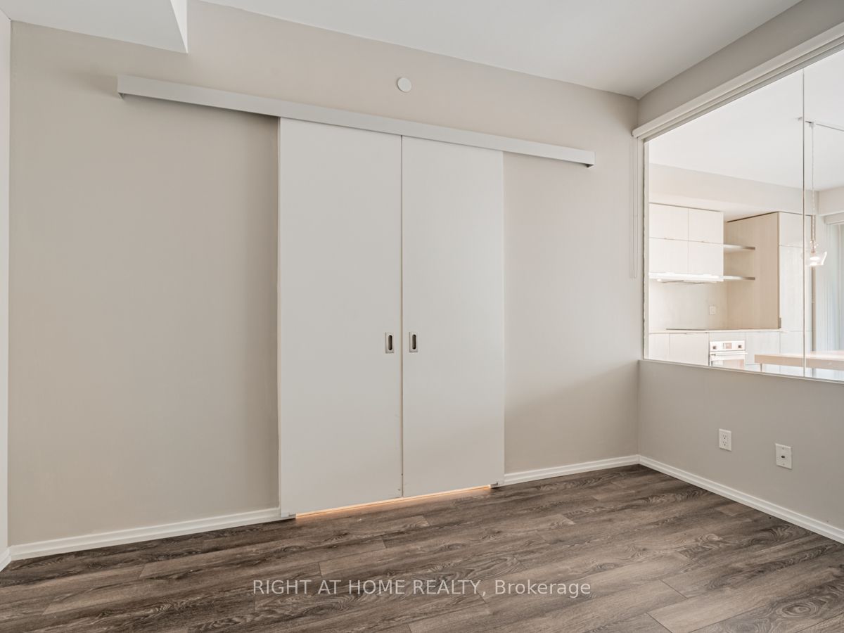 197 Yonge St, #1204