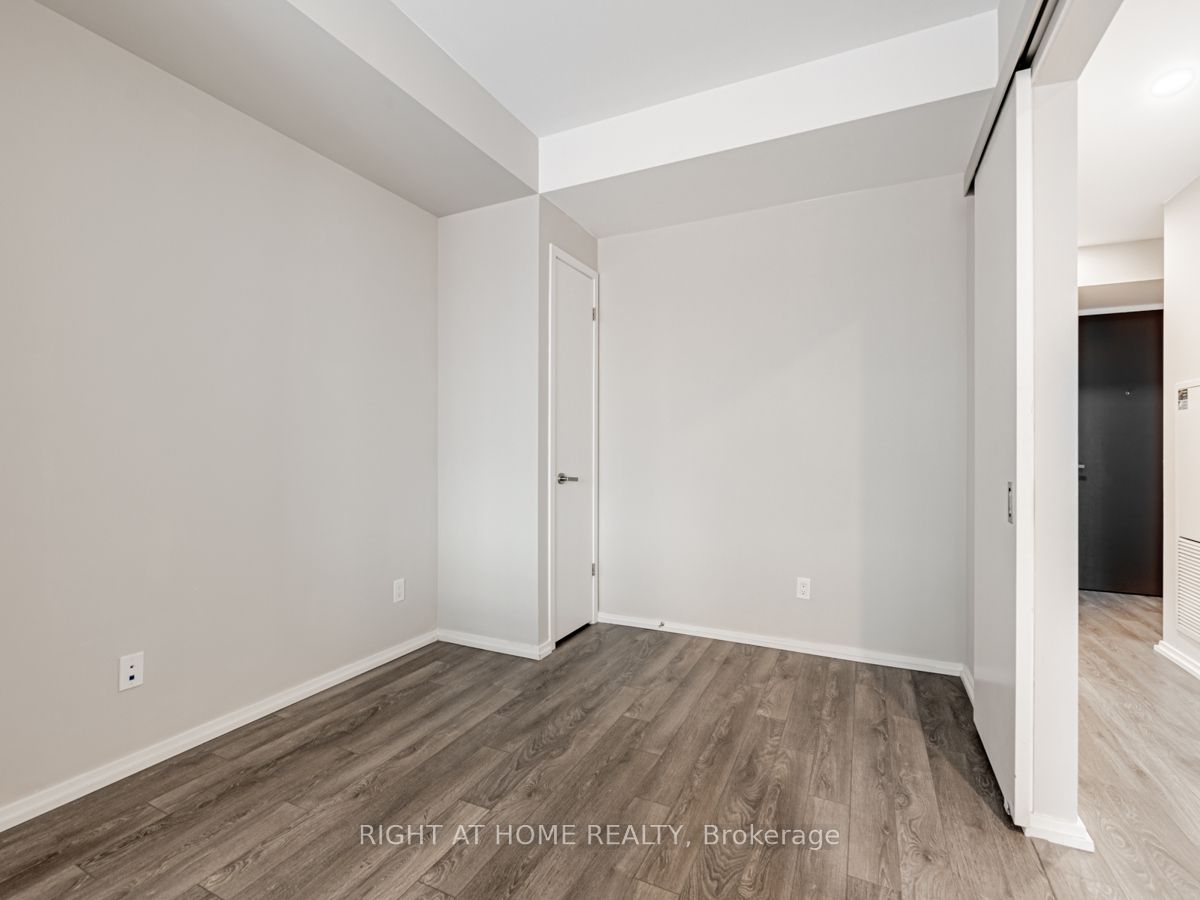 197 Yonge St, #1204