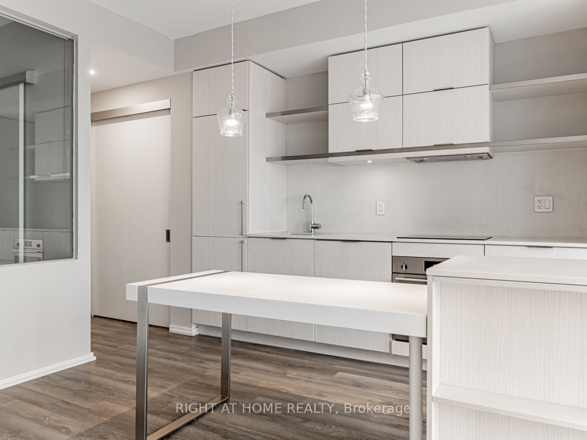 197 Yonge St, #1204