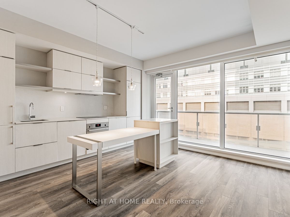 197 Yonge St, #1204