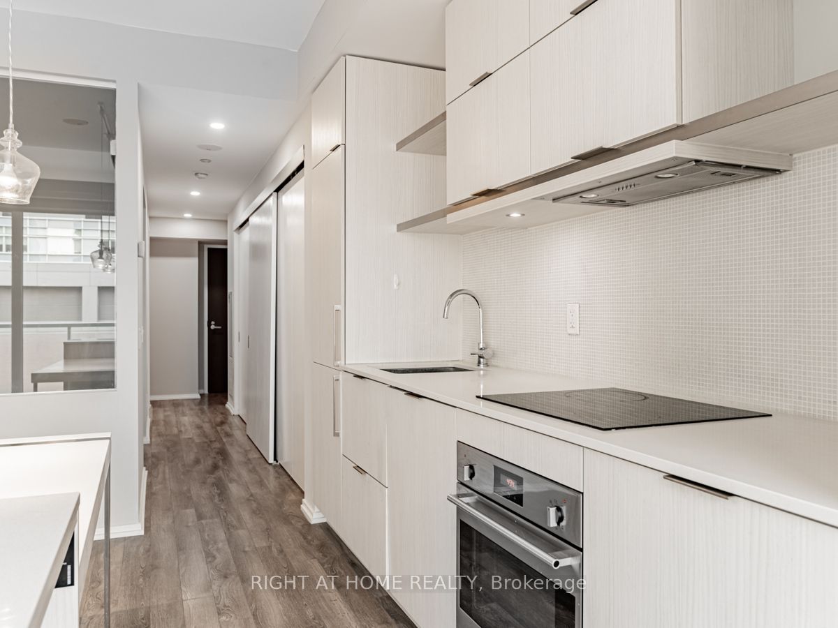 197 Yonge St, #1204