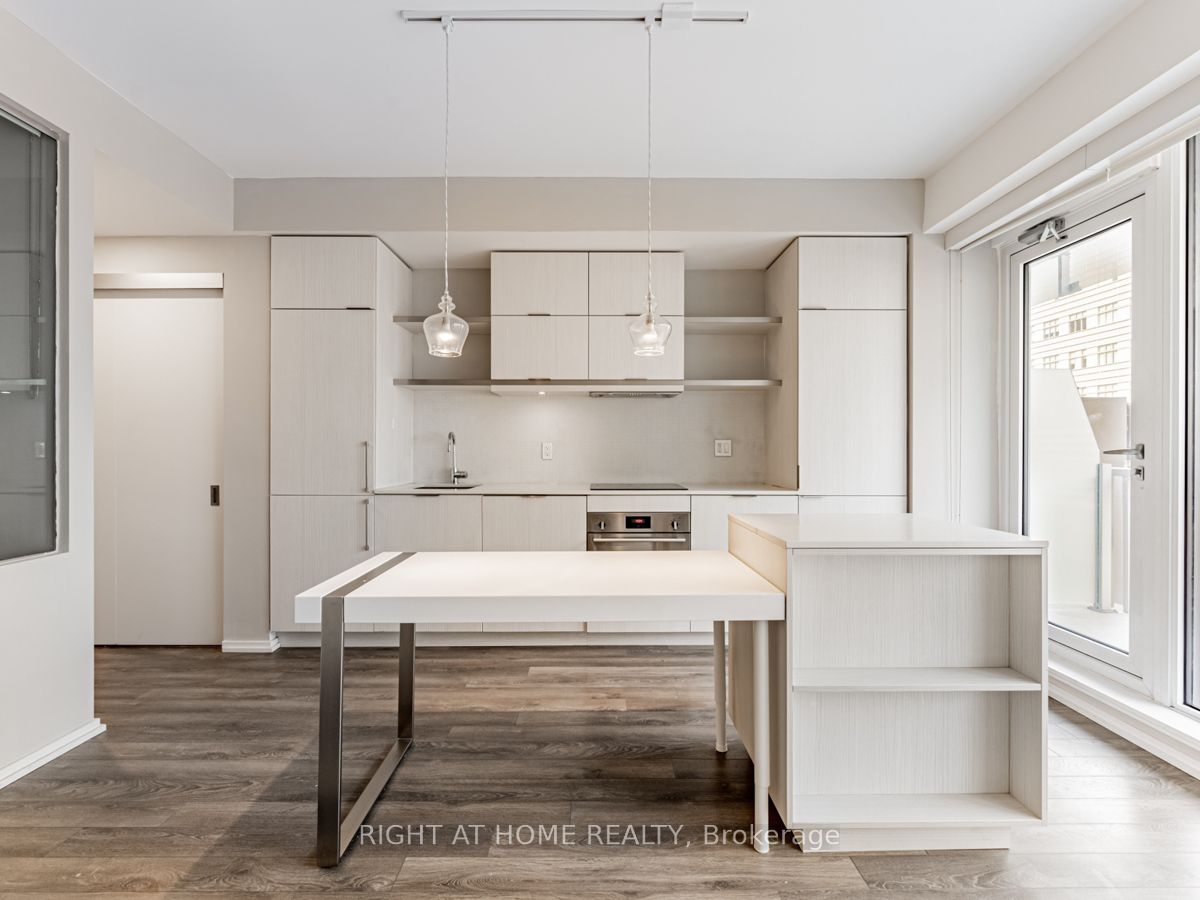197 Yonge St, #1204