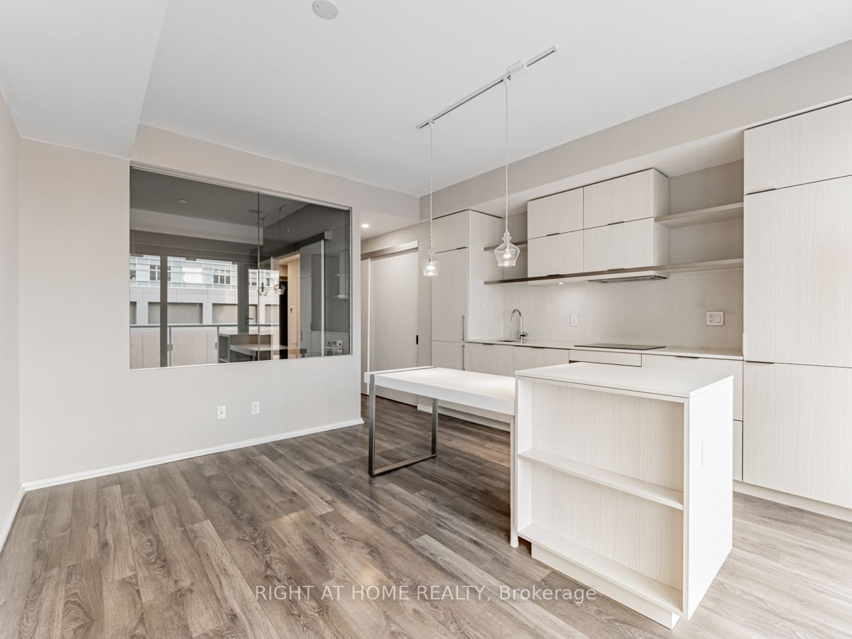 197 Yonge St, #1204