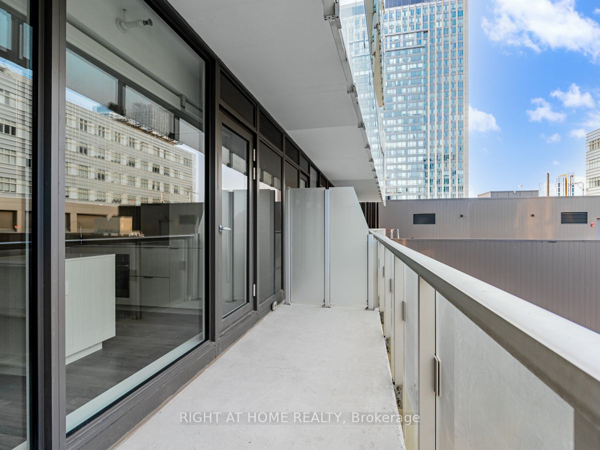 197 Yonge St, #1204