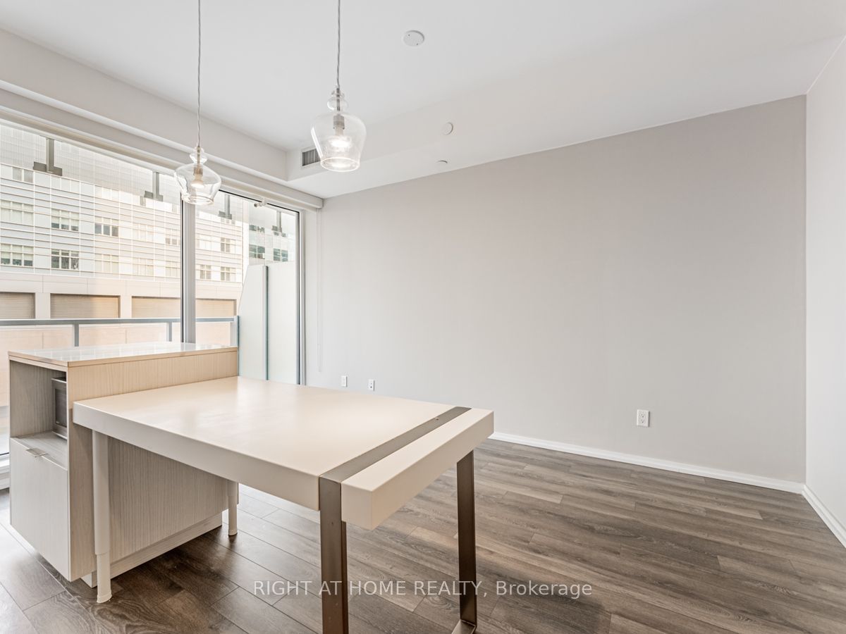 197 Yonge St, #1204