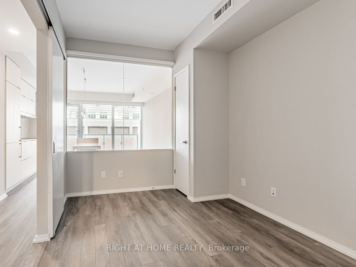 197 Yonge St, #1204