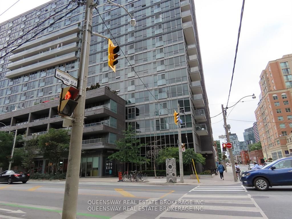 320 Richmond St E, #208
