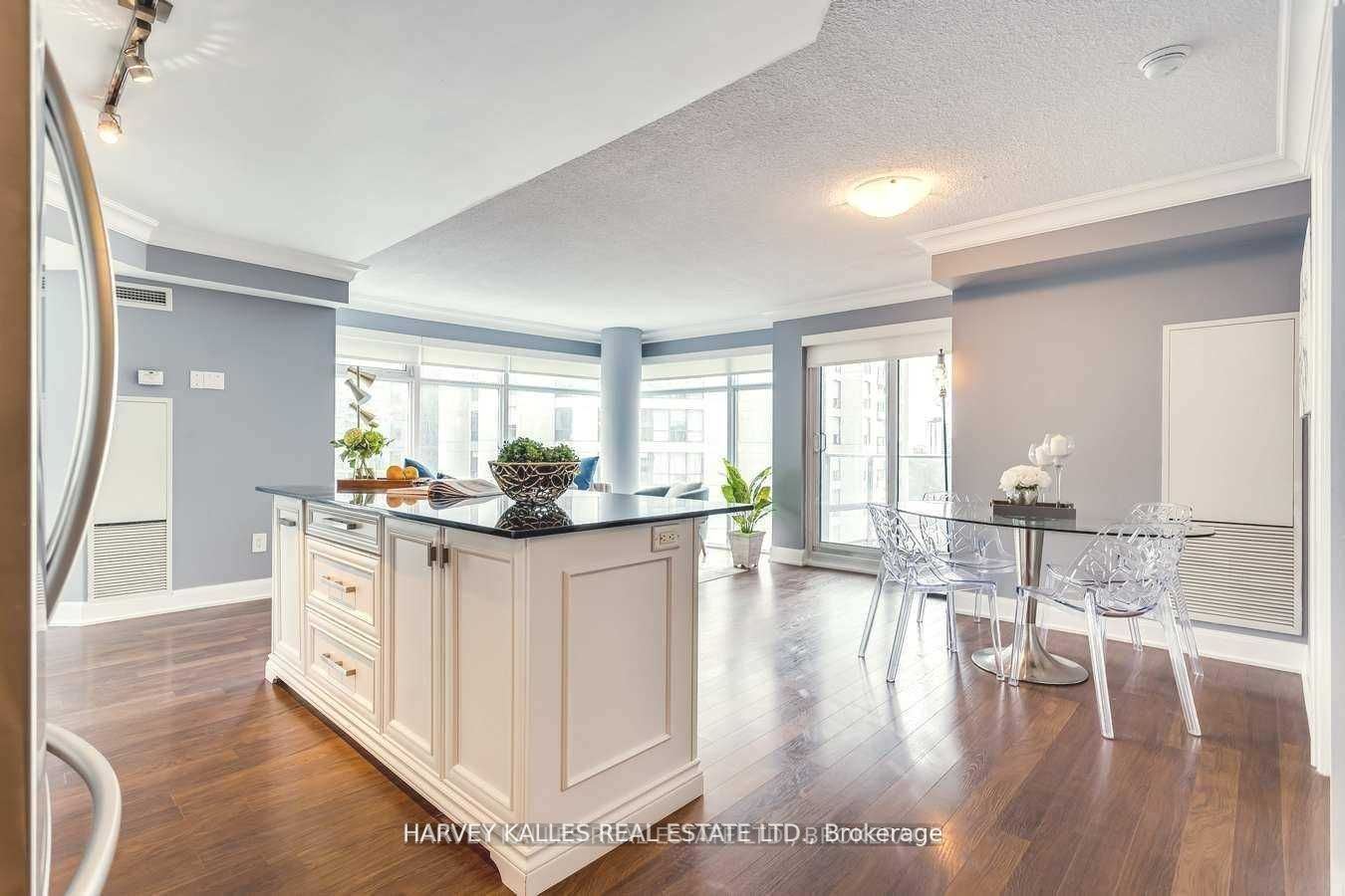 2191 Yonge St, #902