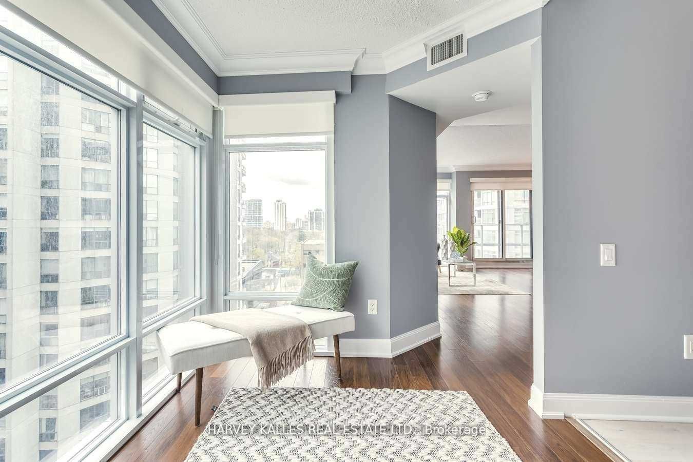2191 Yonge St, #902