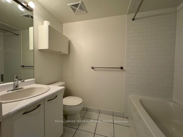 22 Wellesley St E, #804