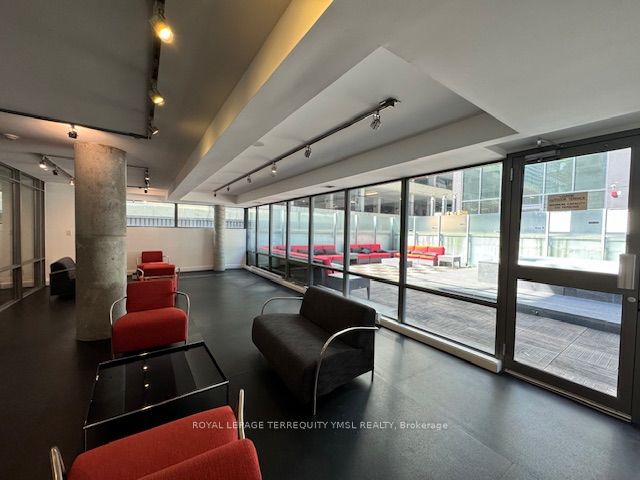 22 Wellesley St E, #804