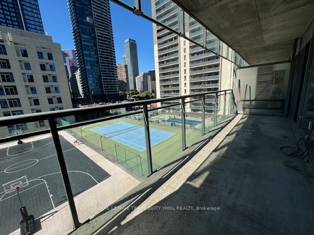 22 Wellesley St E, #804
