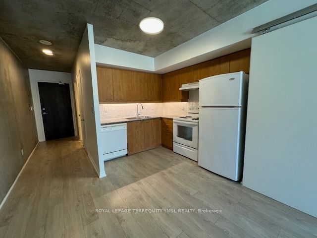 22 Wellesley St E, #804