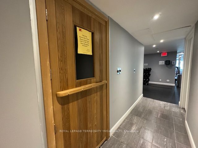 22 Wellesley St E, #804