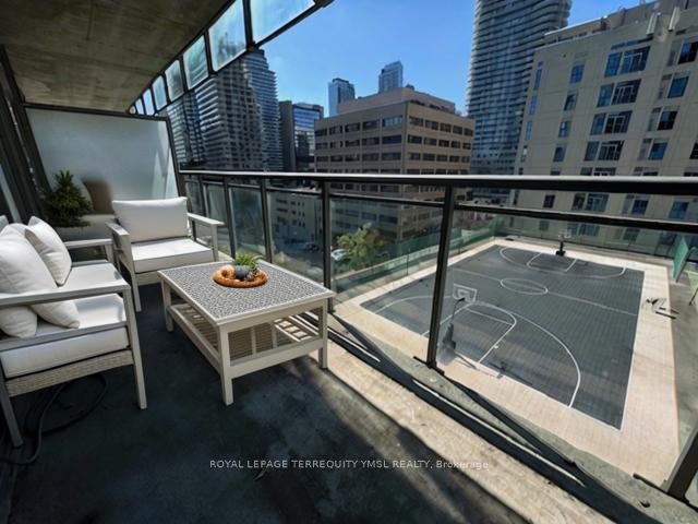 22 Wellesley St E, #804