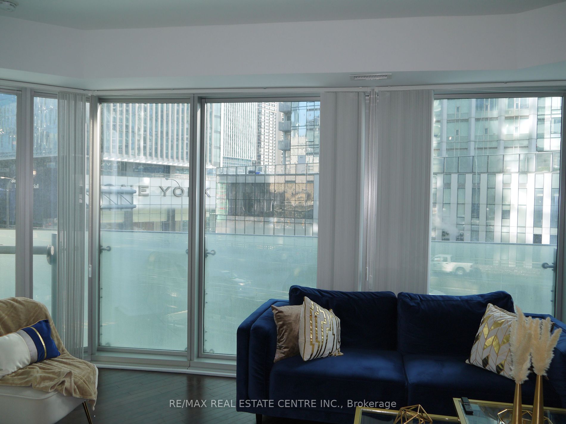12 York St, #302