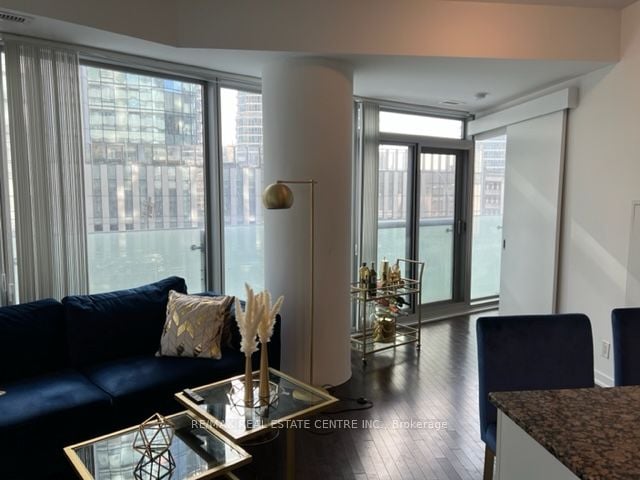 12 York St, #302