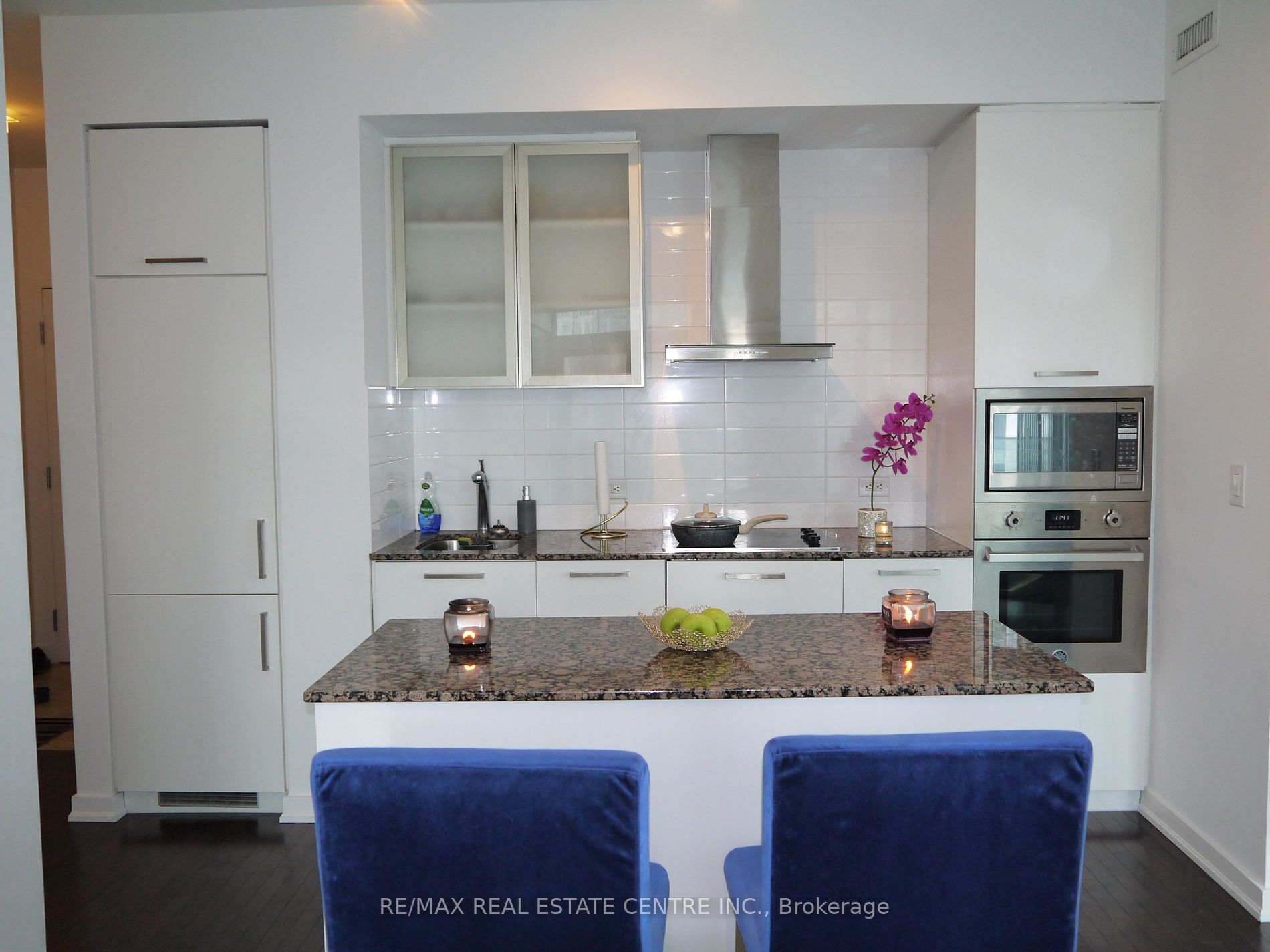 12 York St, #302