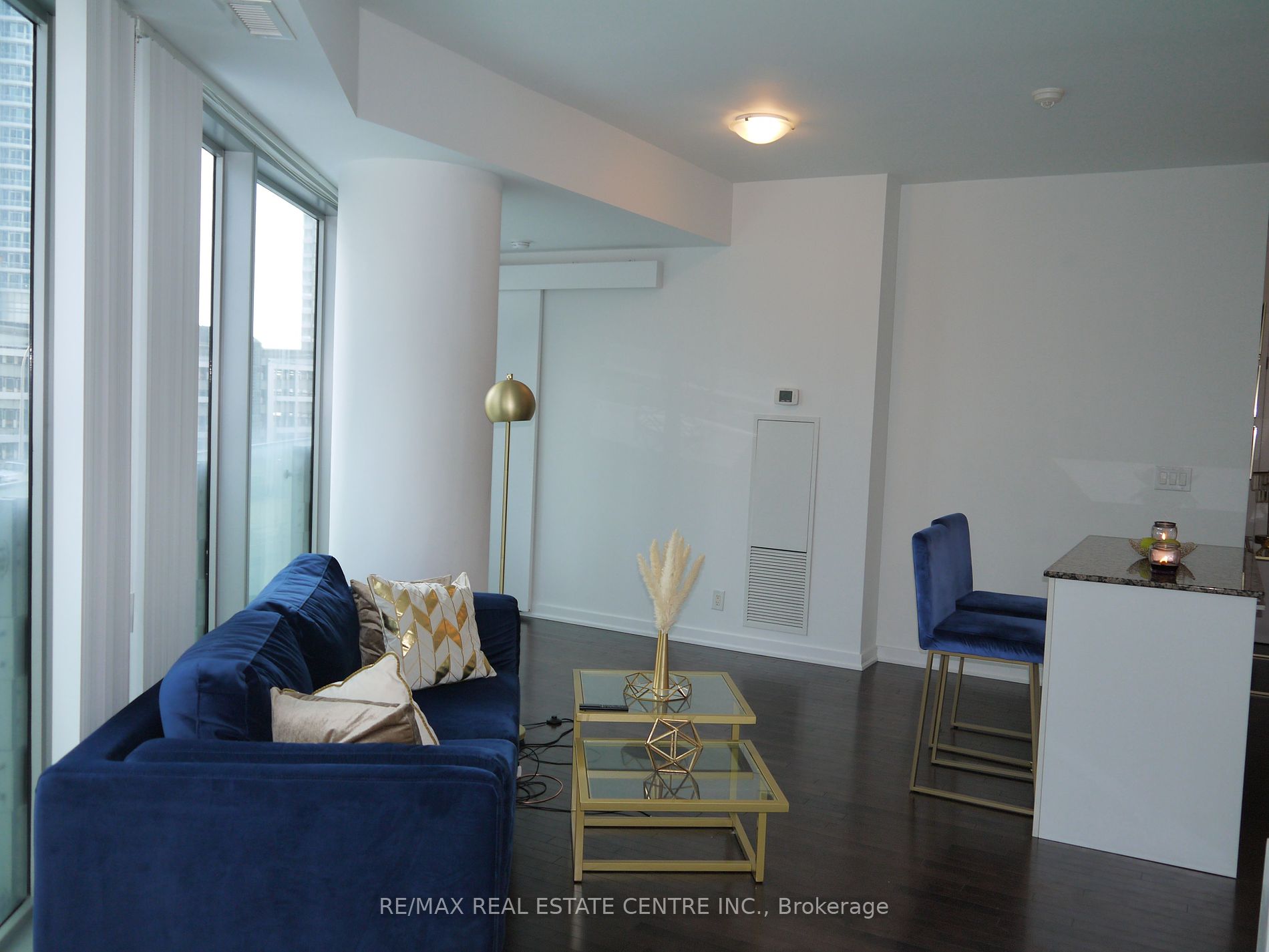 12 York St, #302
