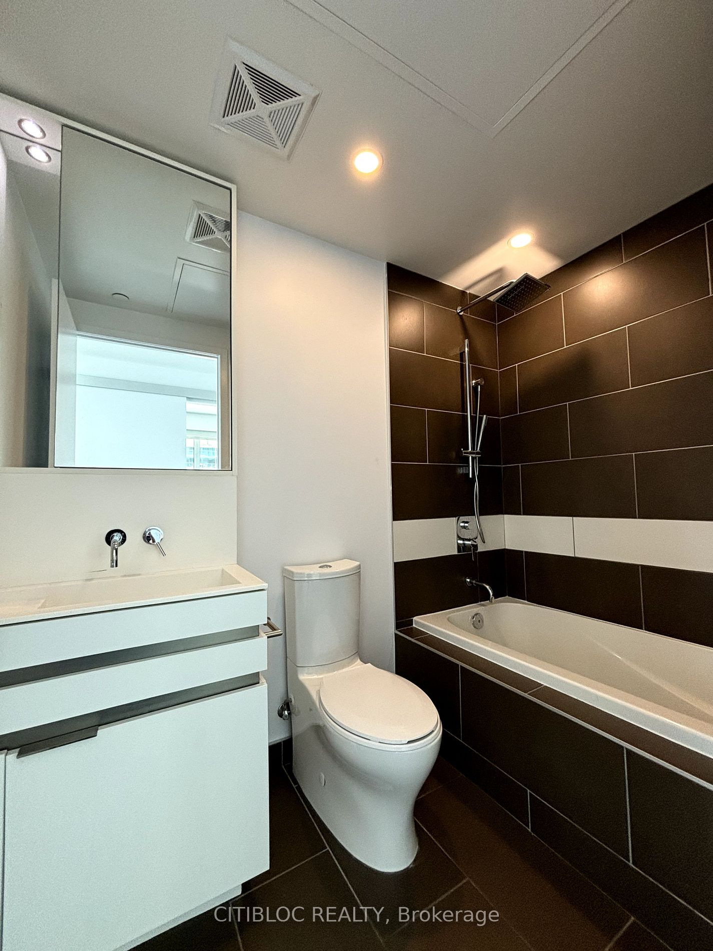 197 Yonge St, #1409