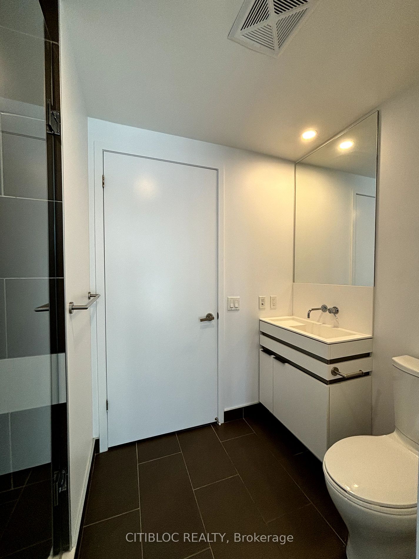 197 Yonge St, #1409